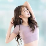 ストレッチをする女性